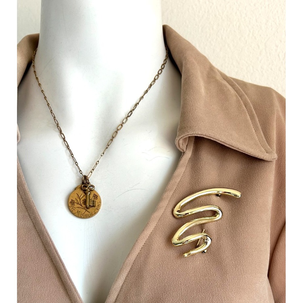 80s Gold-Tone Scroll Swirl Ribbon Brooch Pin 2.5" length Shinny